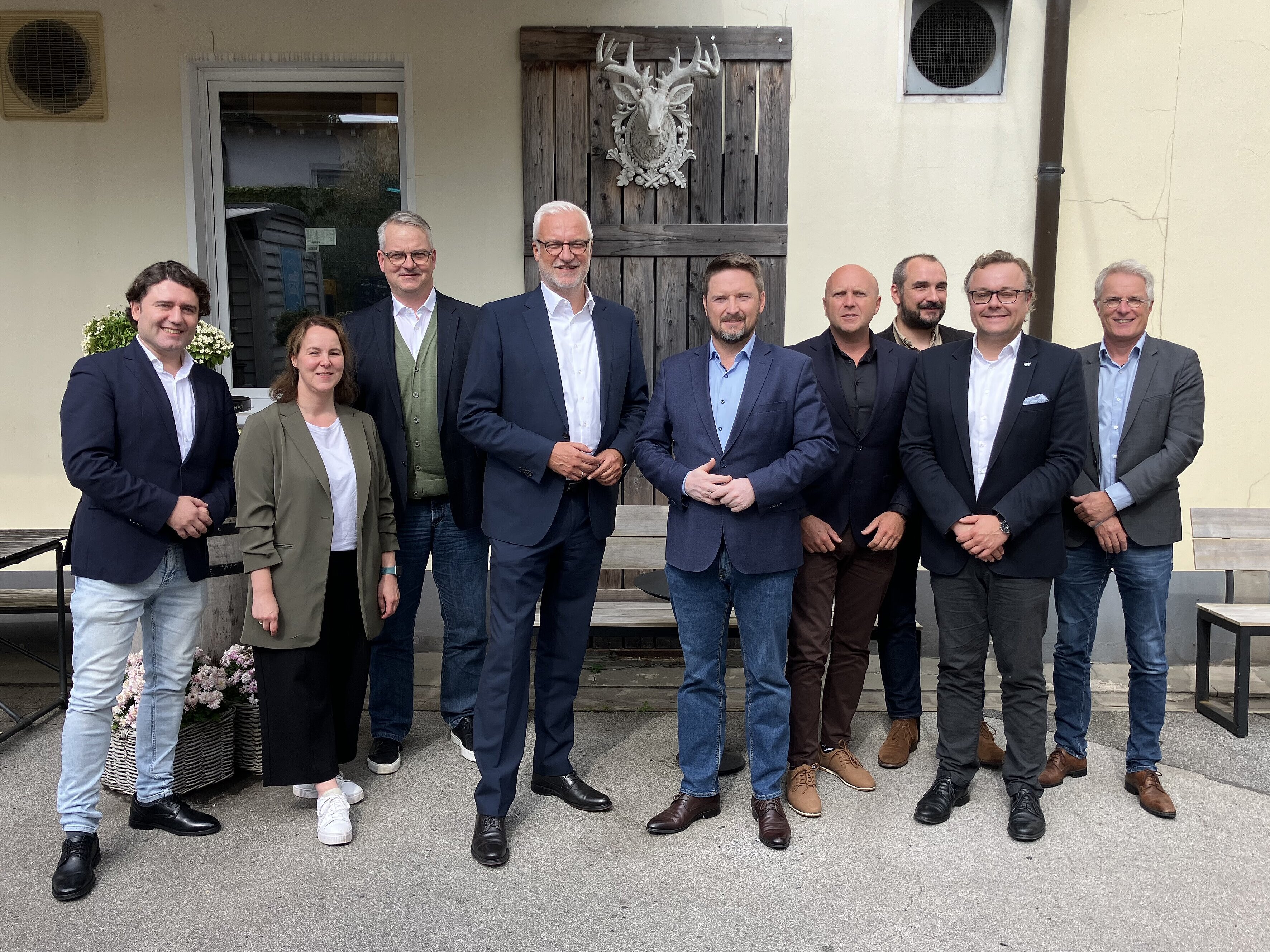 Personengruppe vor einer Pizzeria in Essen