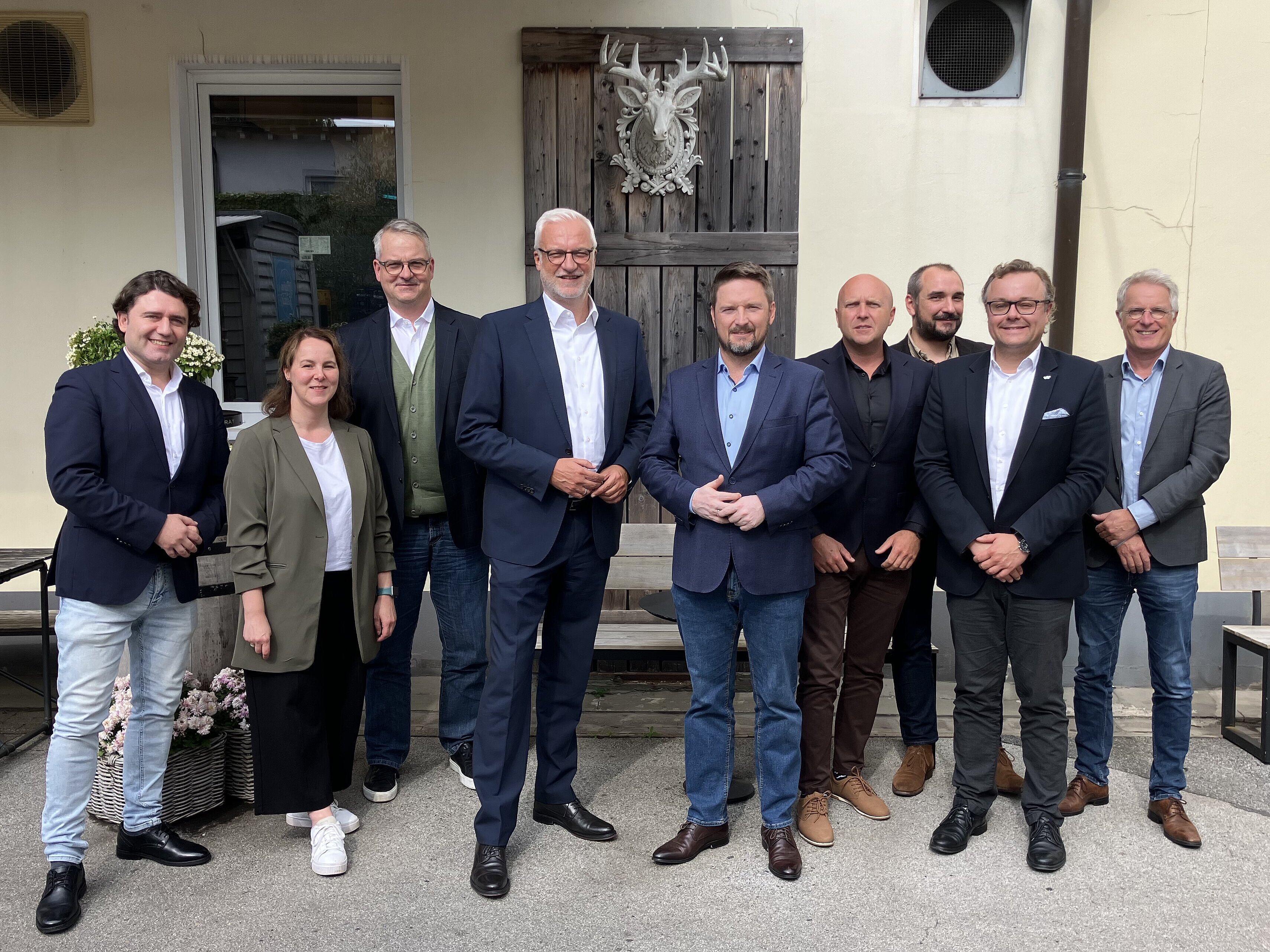 Personengruppe vor einer Pizzeria in Essen