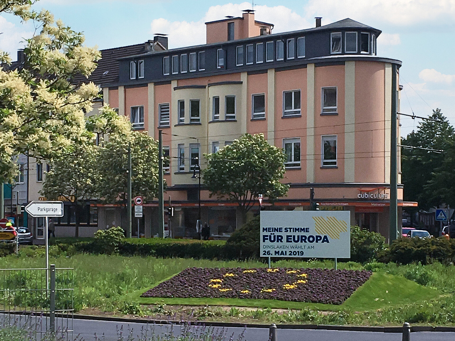 Regionale Wahlbotschaft mit Europaflaggenblumenbeet in Dinslaken, Foto: Stadt Dinslaken