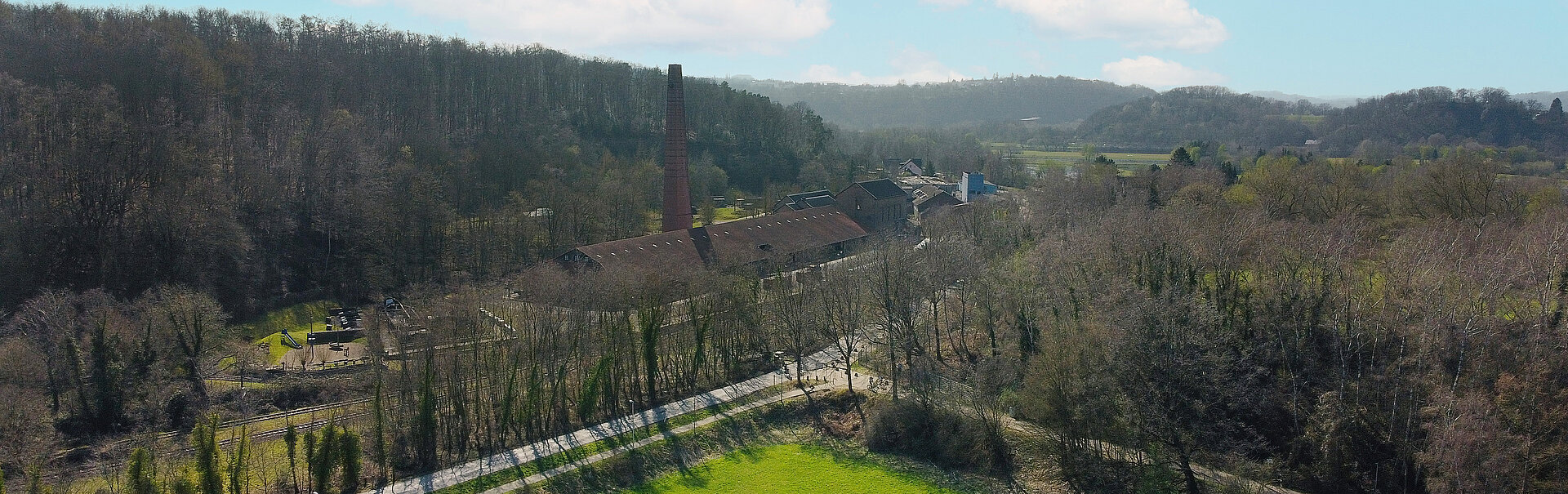 Tor zum Ruhrtal in Witten mit Wiesen, Wäldern und einem Gebäude im Hintergrund