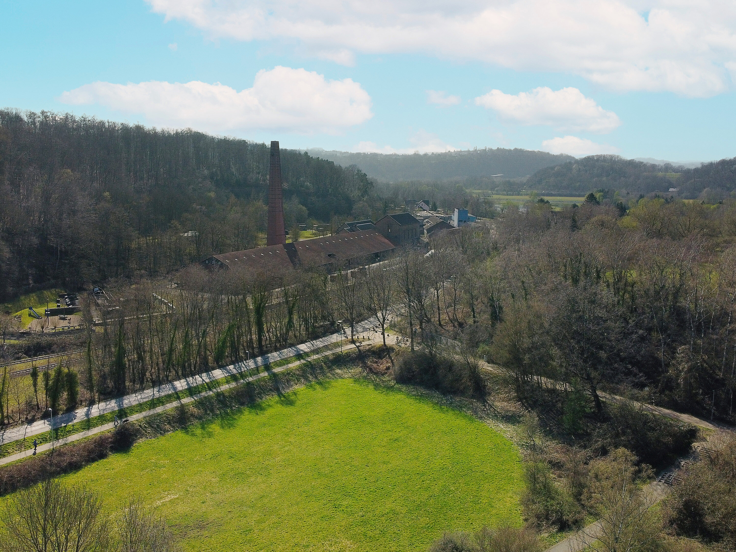 Tor zum Ruhrtal in Witten mit Wiesen, Wäldern und einem Gebäude im Hintergrund