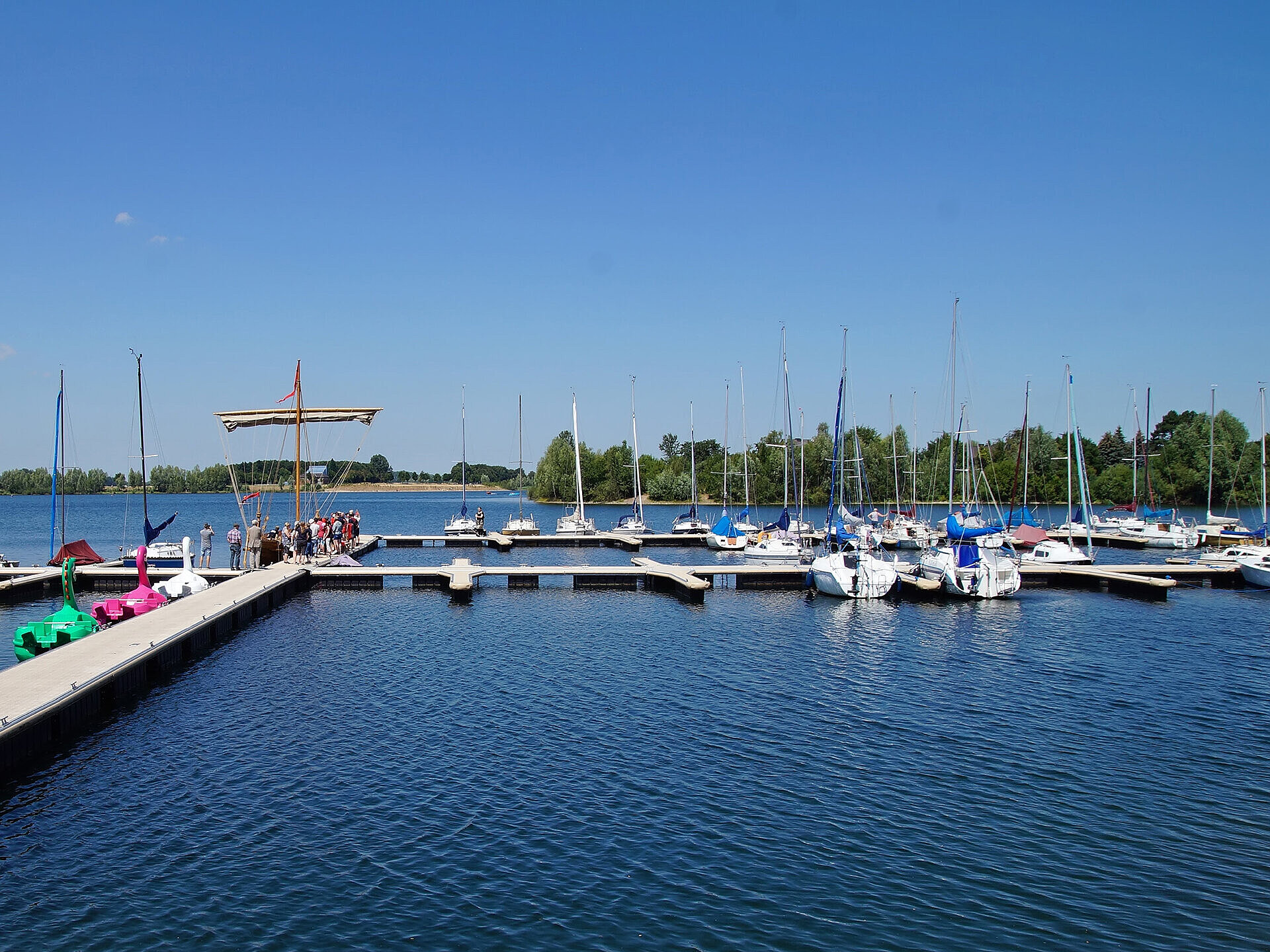 Bild: Xantener Südsee mit einem nachgebautem Römerschiff
