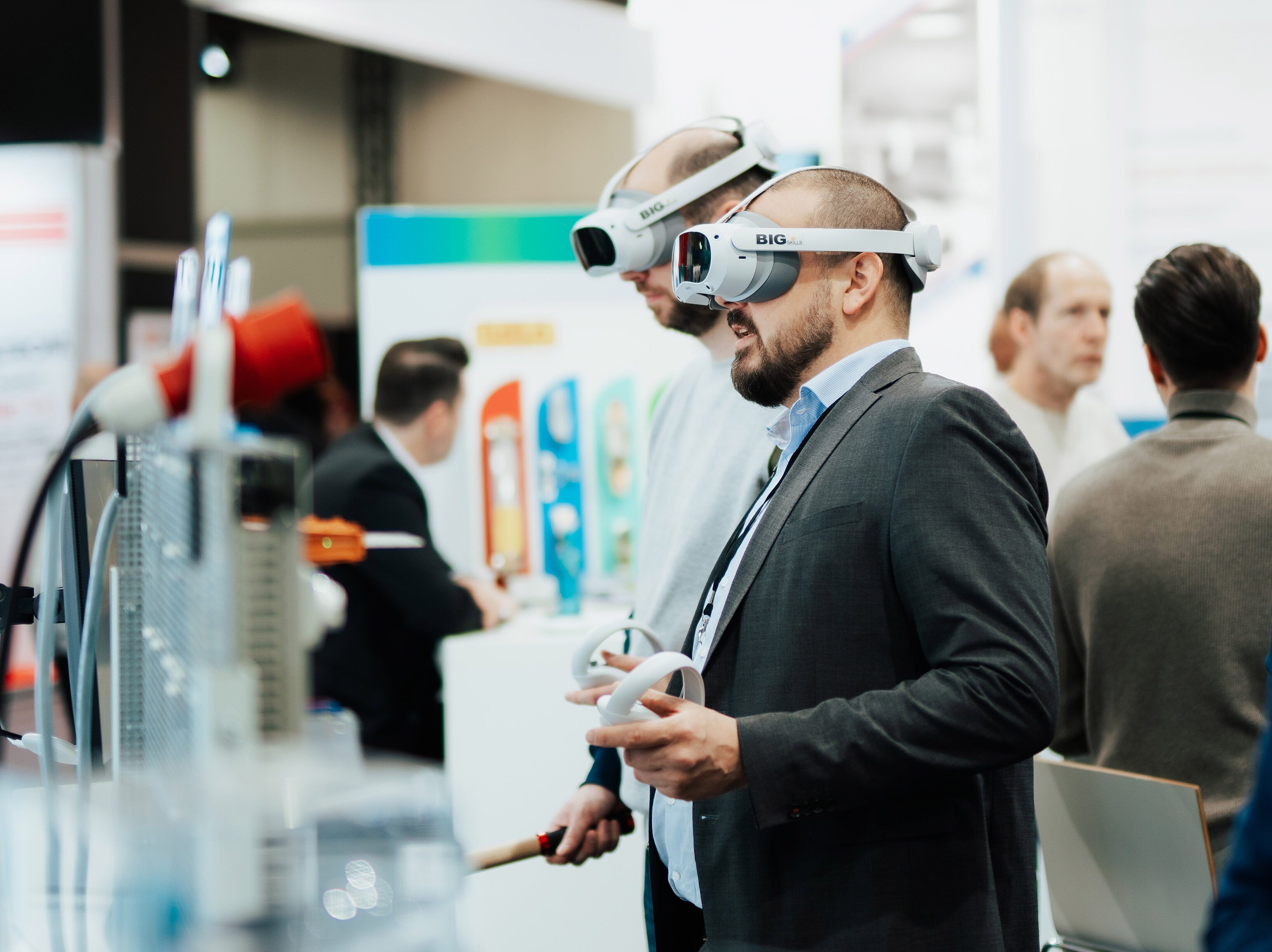 Zwei Männer mit Virtual Reality Brillen auf einer Messe
