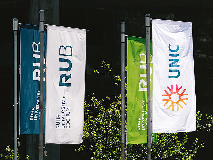 Ruhr Universität Bochum, Audimax, Eingang mit Flaggen