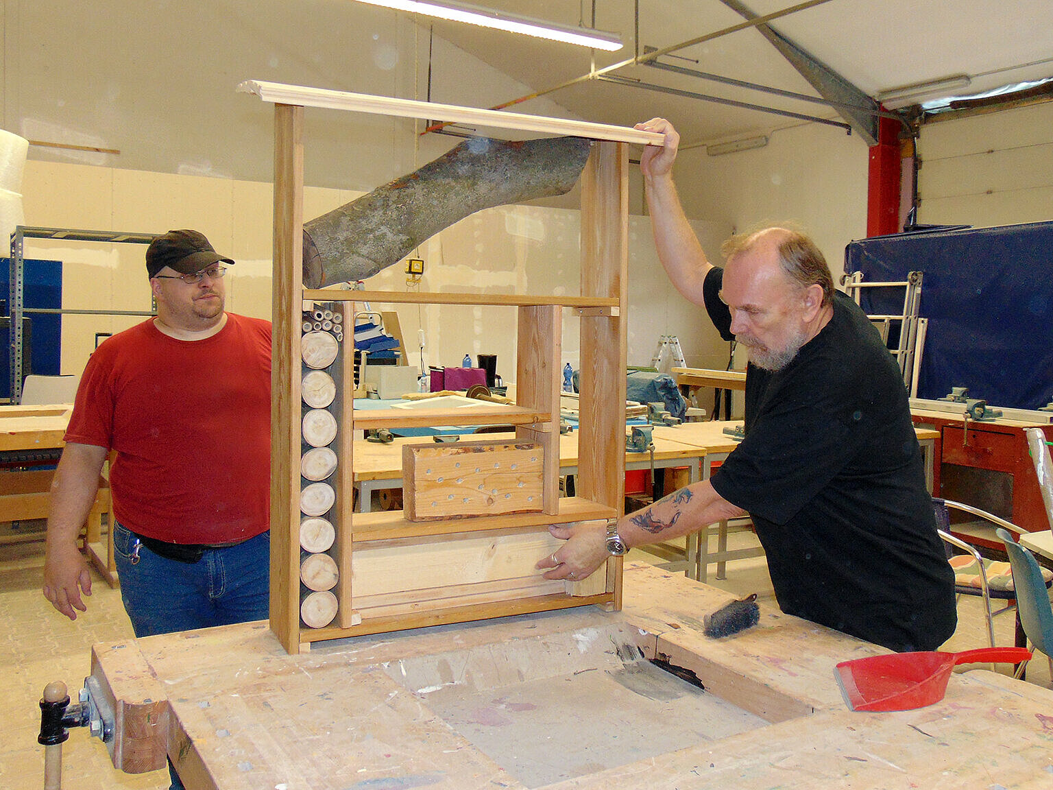 Bild: Zwei Männer in einer Holz-Werkstatt	