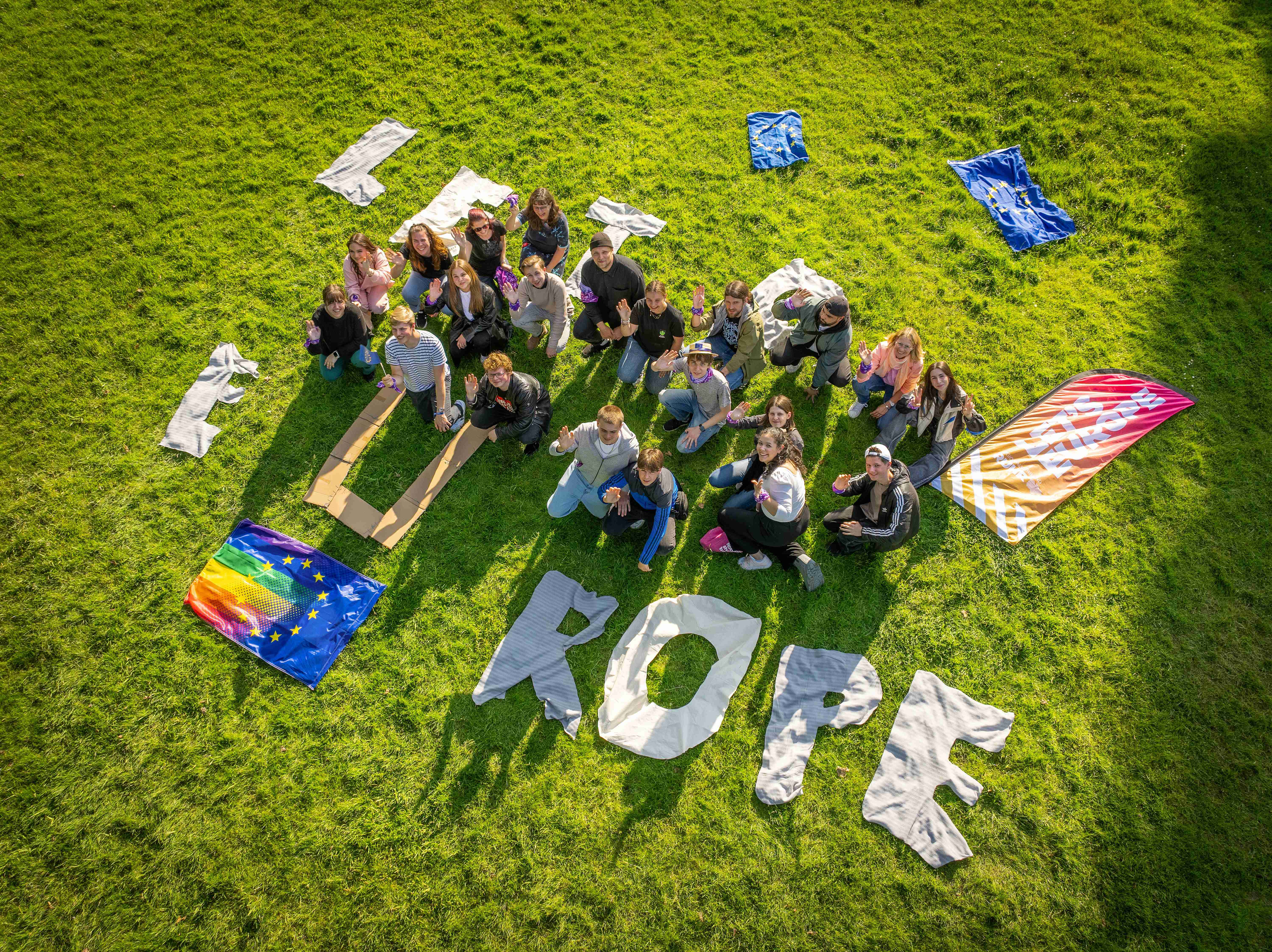 Bild:  Kinder- und Jugendgremien formen Schriftzug Let's Europe, Foto: RVR/ V. Wiciok